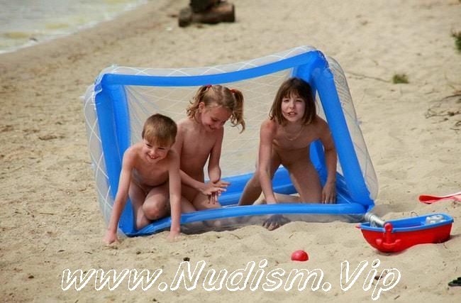 [Image: 1454260115_naturist-family-events-pictur...-games.jpg]