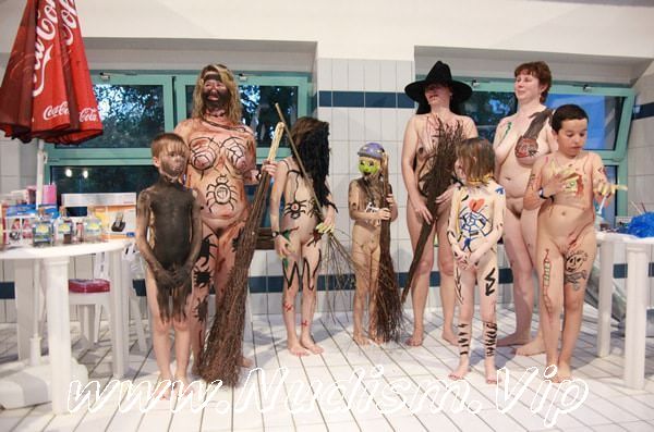 [Image: 1455129128_nudist-family-event-halloween...-set-1.jpg]